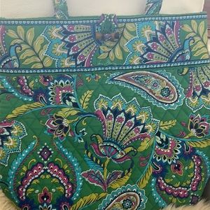 VERA BRADLEY green floral/paisley cotton quilted fabric tote bag, toggle closure